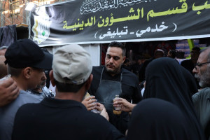 عبر موكبهم الخدمي.. قسم الشؤون الدينية يقدم المشروبات الباردة لزائري الأربعين